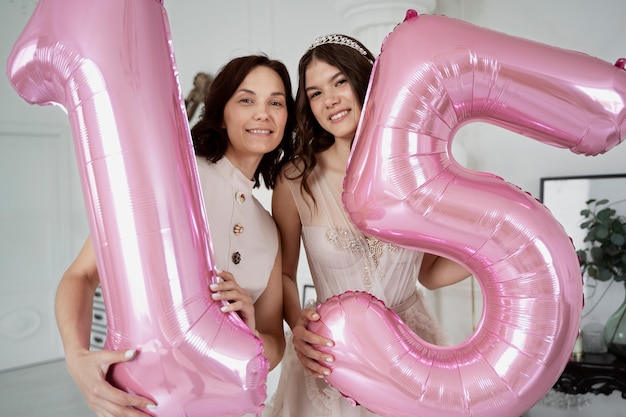 Foto gratuita mujer joven celebrando su quinceañera