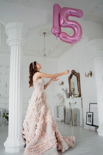 Foto gratuita mujer joven celebrando su quinceañera