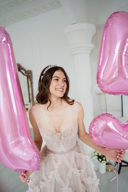 Mujer joven celebrando su quinceañera