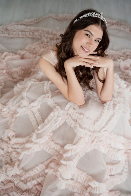 Mujer joven celebrando su quinceañera