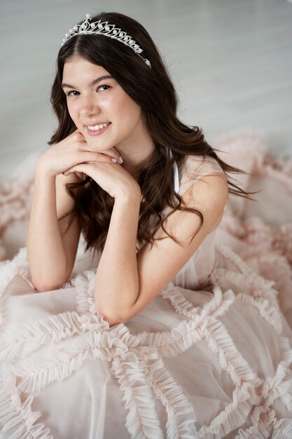 Mujer joven celebrando su quinceañera