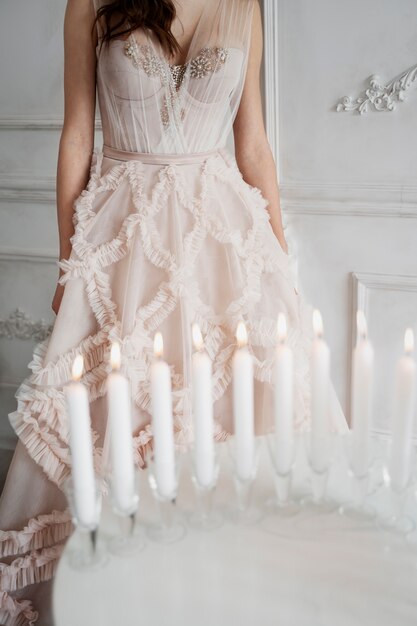 Mujer joven celebrando su quinceañera