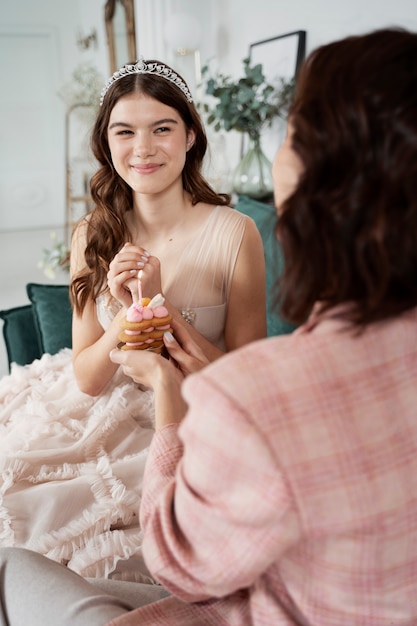 Mujer joven celebrando su quinceañera