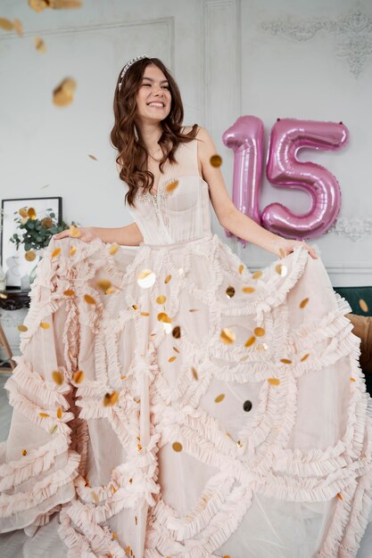 Mujer joven celebrando su quinceañera