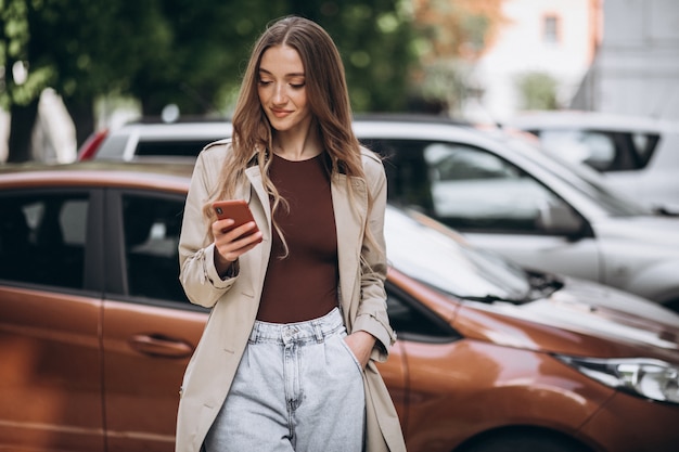 Mujer joven en el centro de la ciudad con teléfono