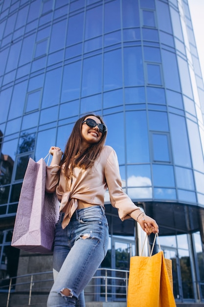 Mujer joven por el centro comercial