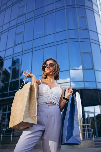 Mujer joven por el centro comercial