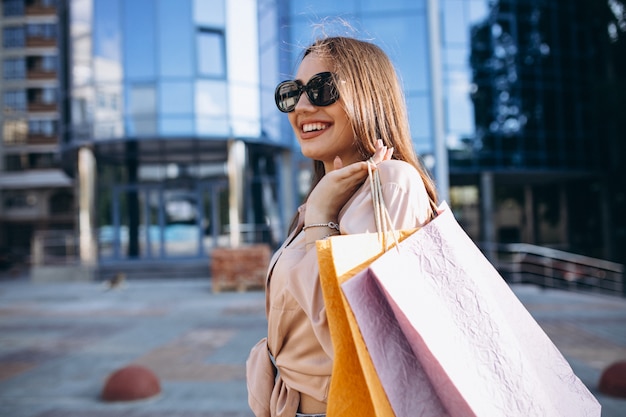 Mujer joven por el centro comercial