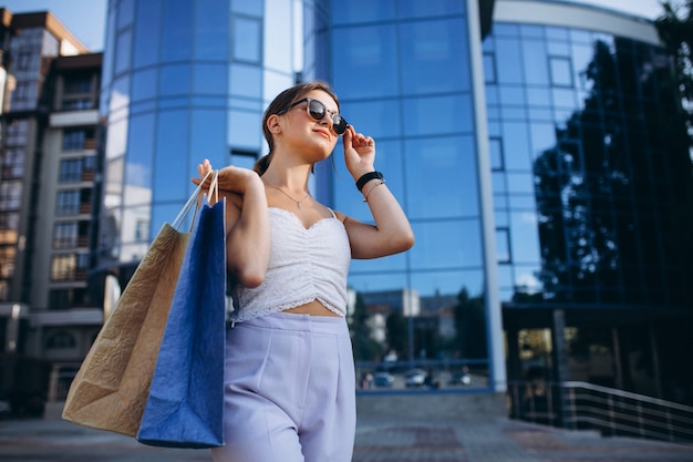 Foto gratuita mujer joven por el centro comercial