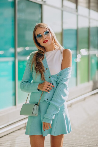 Mujer joven, por, el, centro comercial