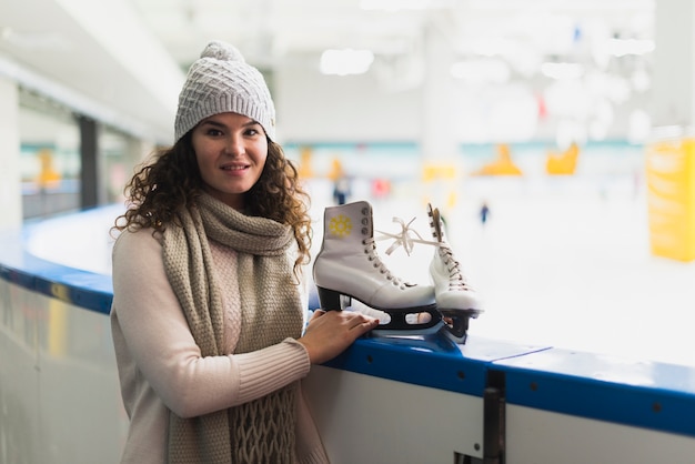 Mujer joven cerca de la pista de patinaje