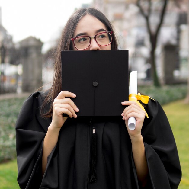 Mujer joven en ceremonia de graduación