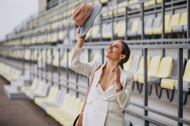 Mujer joven, en, chaqueta blanca, tenencia, sombrero