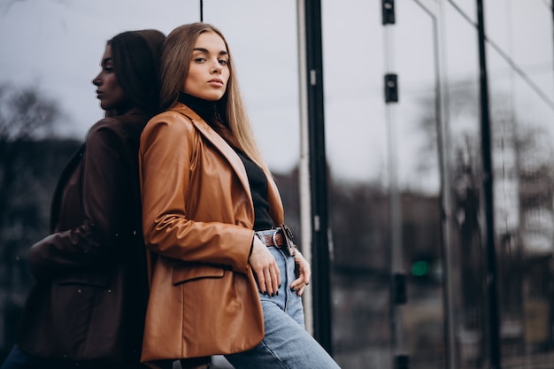 Mujer joven en chaqueta caminando en la ciudad