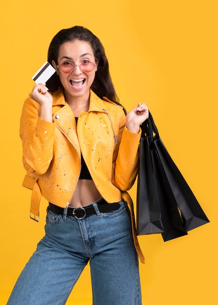 Mujer joven en chaqueta de cuero amarilla venta viernes negro