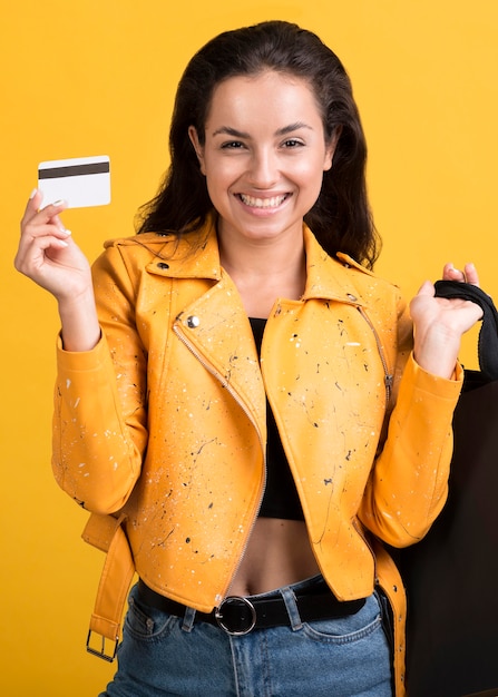 Foto gratuita mujer joven en chaqueta de cuero amarilla