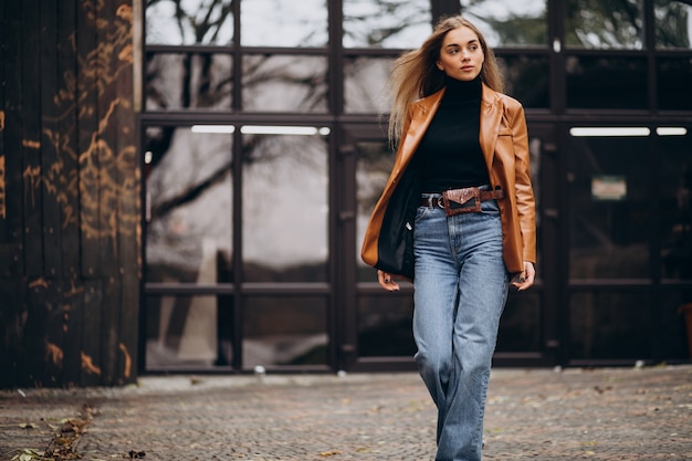 Foto gratuita mujer joven en chaqueta fuera de la calle