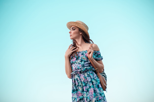 Mujer joven y cielo azul