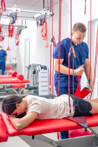 Una mujer joven en una cita médica con un rehabilitólogo