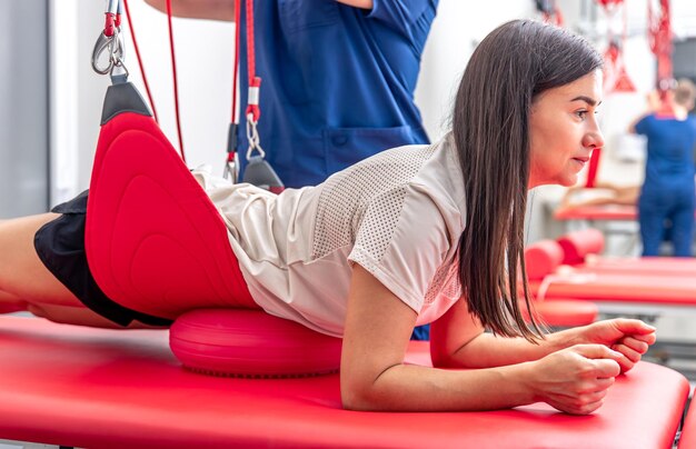 Foto gratuita una mujer joven en una cita médica con un rehabilitólogo