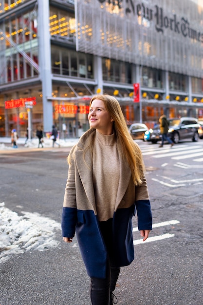 Mujer joven en la ciudad de nueva york durante el día