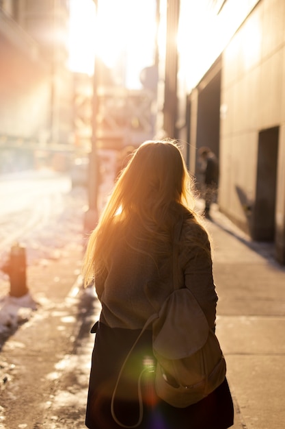 Mujer joven en la ciudad de nueva york durante el día