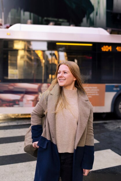 Mujer joven en la ciudad de nueva york durante el día