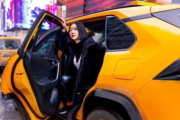 Mujer joven en la ciudad de nueva york durante el día