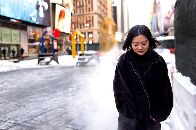 Foto gratuita mujer joven en la ciudad de nueva york durante el día