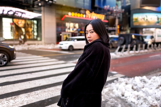 Foto gratuita mujer joven en la ciudad de nueva york durante el día