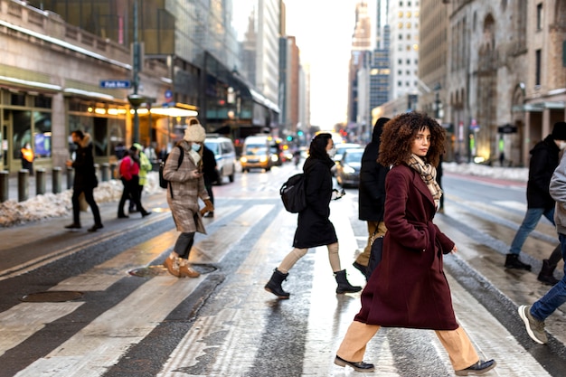 Foto gratuita mujer joven en la ciudad de nueva york durante el día