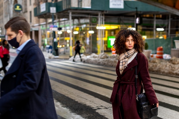 Mujer joven en la ciudad de nueva york durante el día