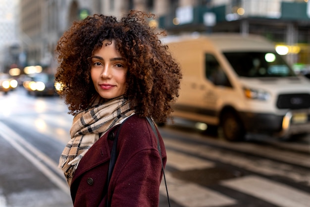 Mujer joven en la ciudad de nueva york durante el día