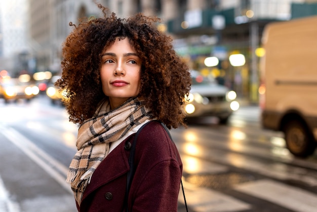 Mujer joven en la ciudad de nueva york durante el día