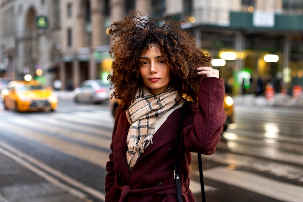 Foto gratuita mujer joven en la ciudad de nueva york durante el día