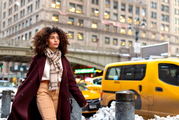 Mujer joven en la ciudad de nueva york durante el día