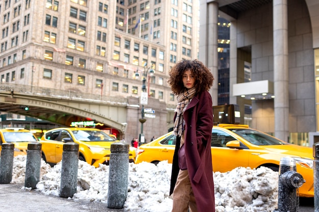 Foto gratuita mujer joven en la ciudad de nueva york durante el día