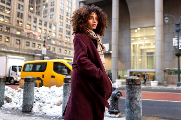 Mujer joven en la ciudad de nueva york durante el día