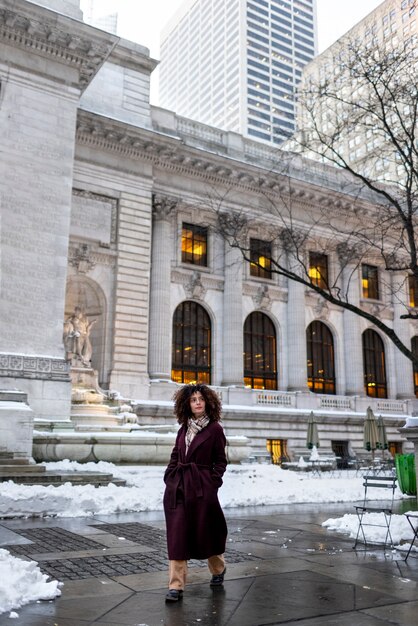 Mujer joven en la ciudad de nueva york durante el día