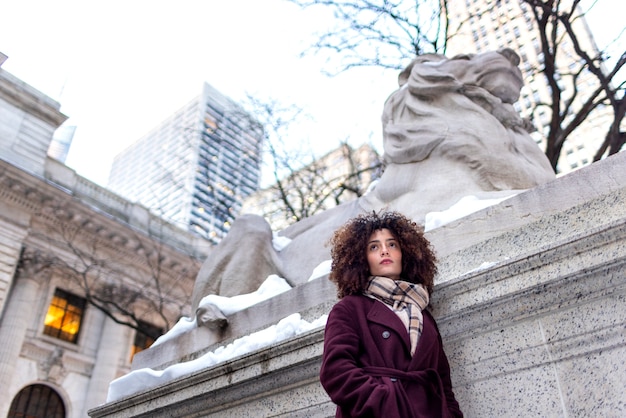 Mujer joven en la ciudad de nueva york durante el día