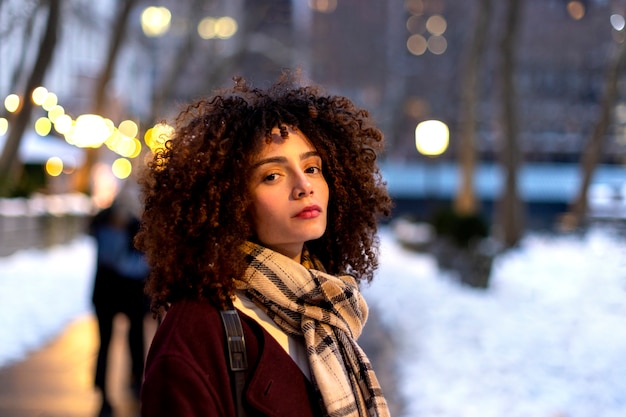 Mujer joven en la ciudad de nueva york durante el día