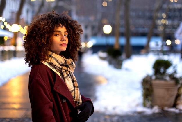 Mujer joven en la ciudad de nueva york durante el día