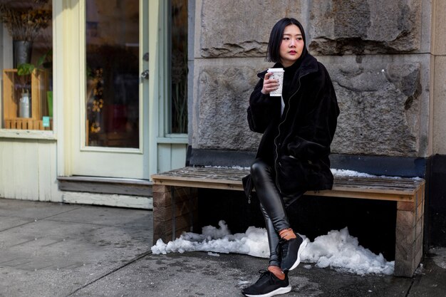 Mujer joven en la ciudad de nueva york durante el día