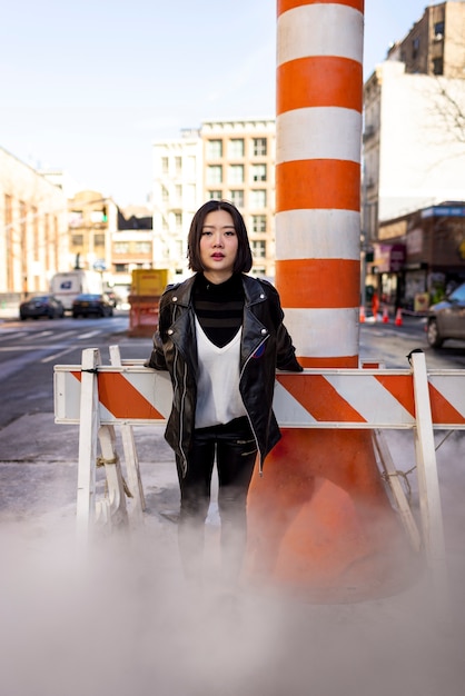 Foto gratuita mujer joven en la ciudad de nueva york durante el día