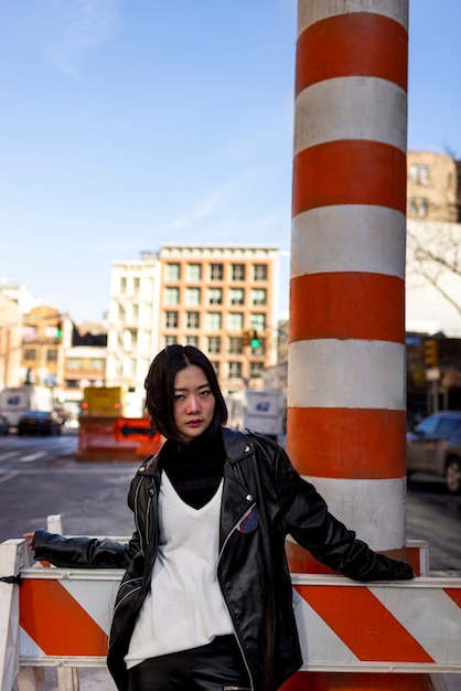 Mujer joven en la ciudad de nueva york durante el día