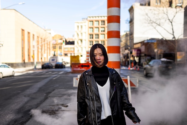 Foto gratuita mujer joven en la ciudad de nueva york durante el día