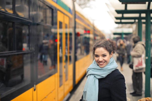 Mujer joven en la ciudad