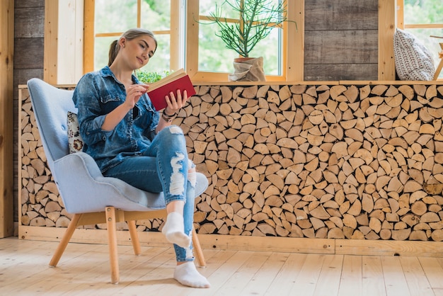 Mujer joven con clase que mira el libro