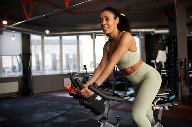 Mujer joven en clase de spinning