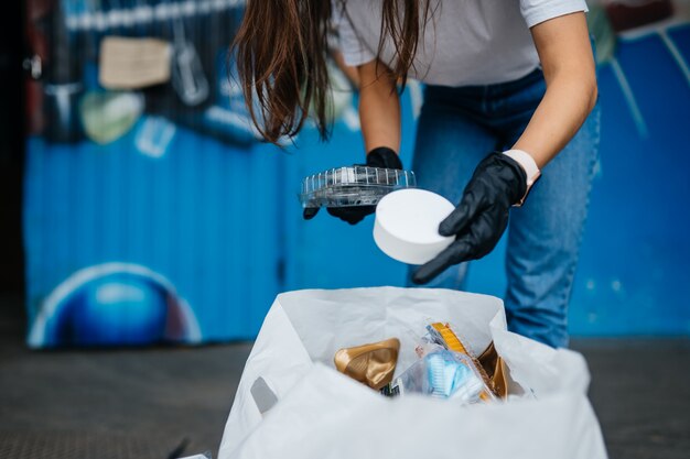 Mujer joven clasificación de basura. Concepto de reciclaje. Cero desperdicio